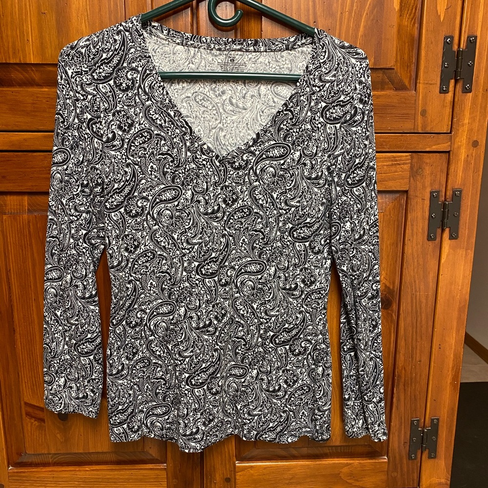 10/10$ bundle 10 (4-5$) items for 10$Jones New York Black & White paisley top